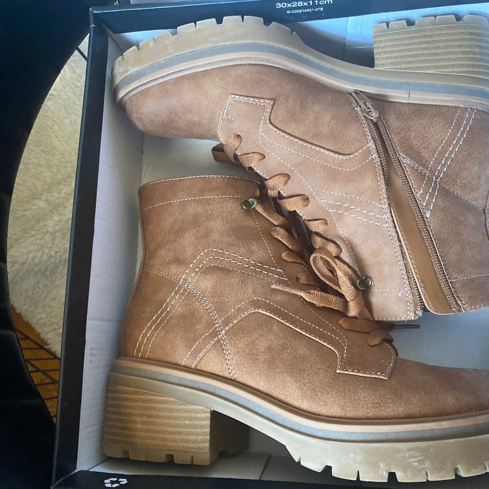 Naturalizer Abbott. Woman’s faux leather ankle Boots